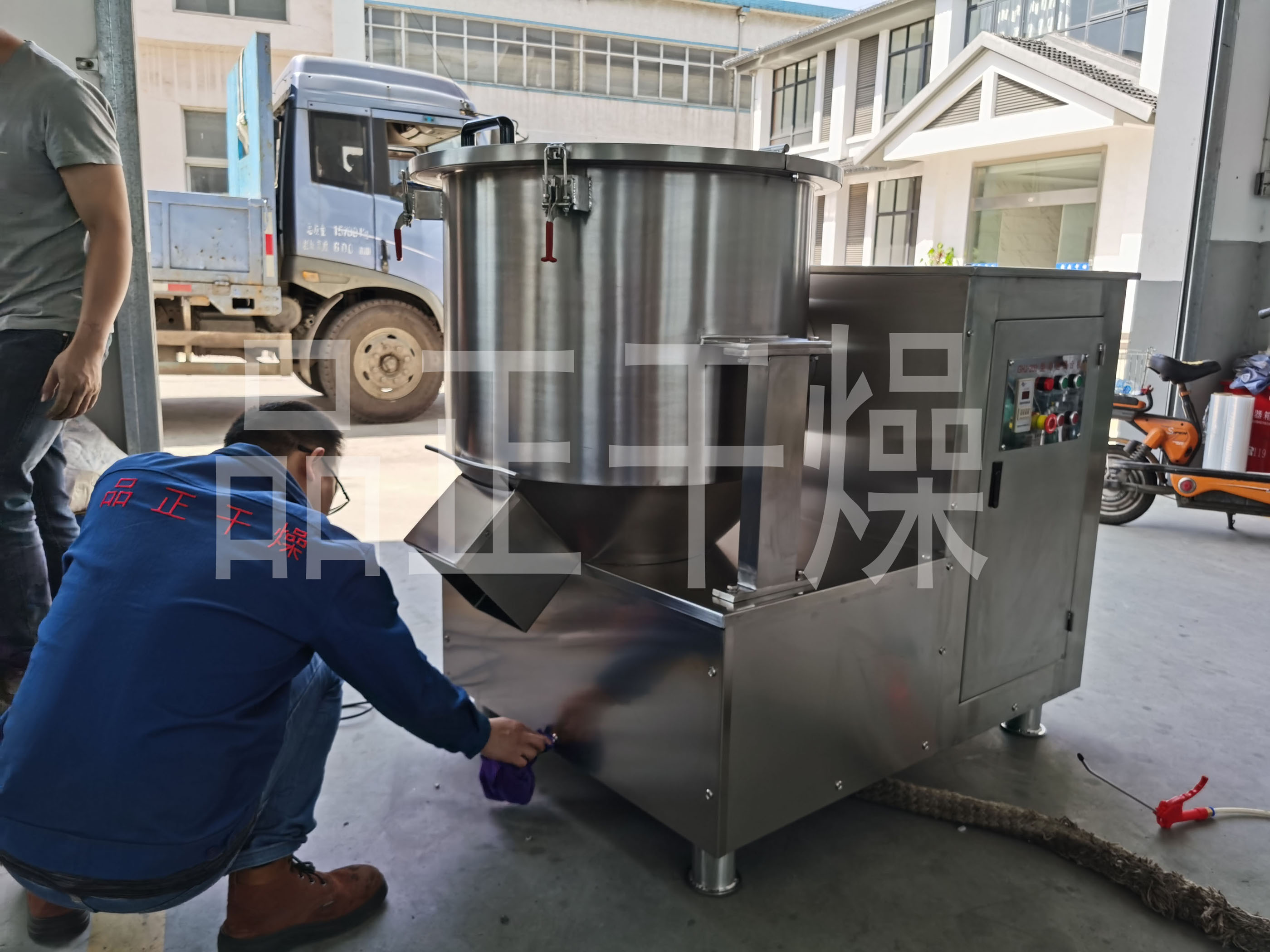 常州品正高速混合機是目前國內較流行也是效果較好的干料混合和干濕料混合設備！